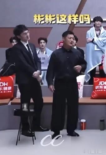 余文乐跟王传君同框，镜头一拉，全网都在问，到底谁在虚报身高。  节目组直接甩出体