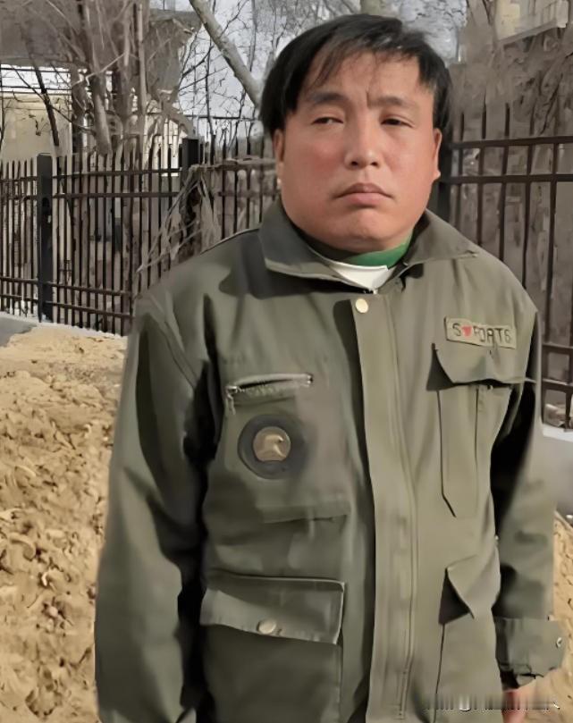 2008年，宋小宝拜访师傅赵本山时说：“你能不能收我一个朋友为徒？他有极高的喜剧