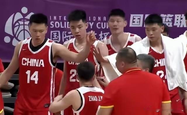 飘不得，邀请赛和正式比赛是两码事
通过昨天中国男篮以34分大胜喀麦隆队，看网上到