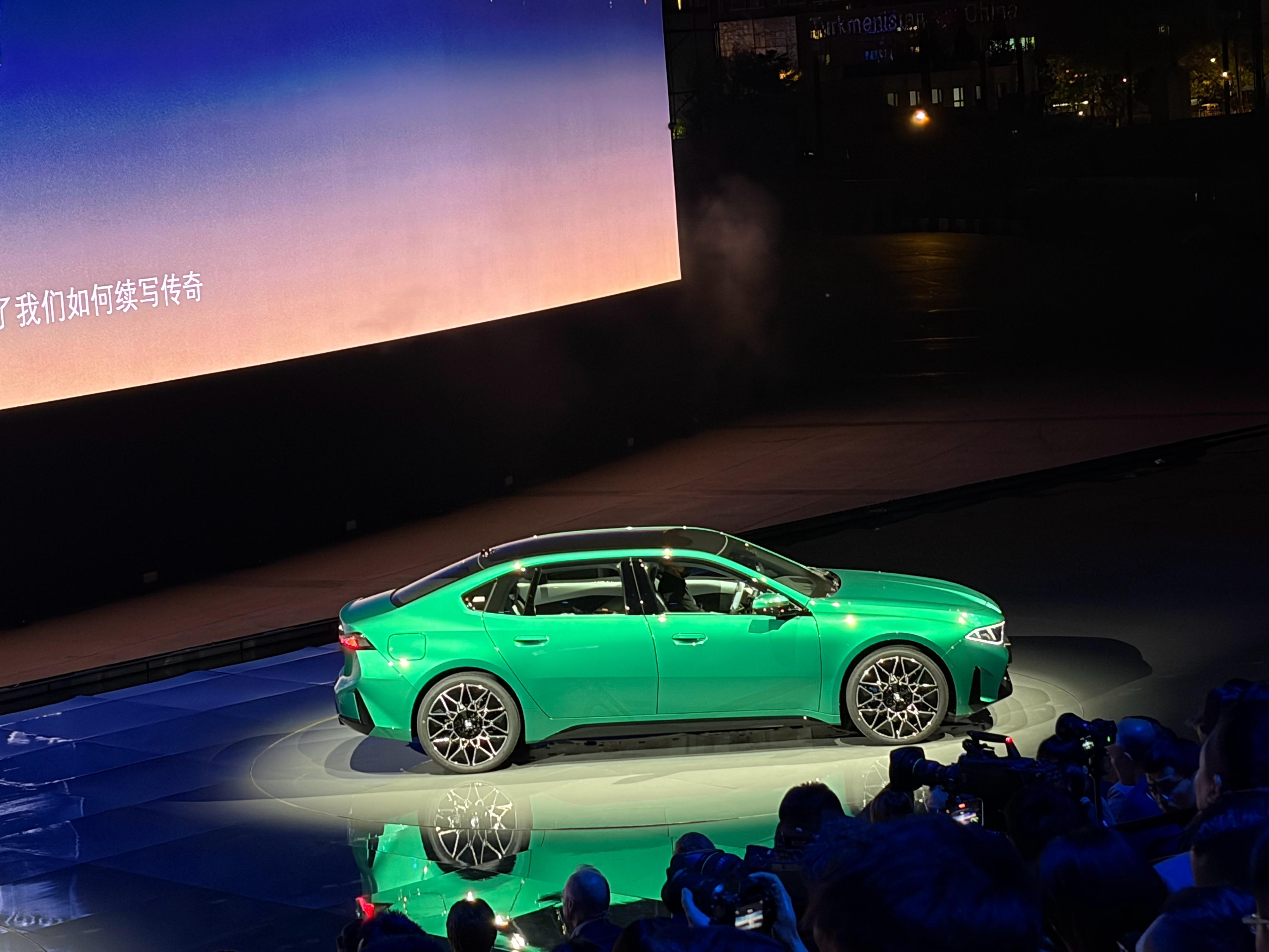 理性的声音告诉我买个 iX3 就挺好，况且我已经买过了尊贵的，原价的 i3！但看