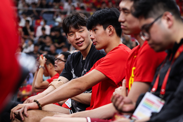中国男篮vs澳大利亚男篮  杨瀚森本场无缘出战，坐在场边助威男篮队友！ 