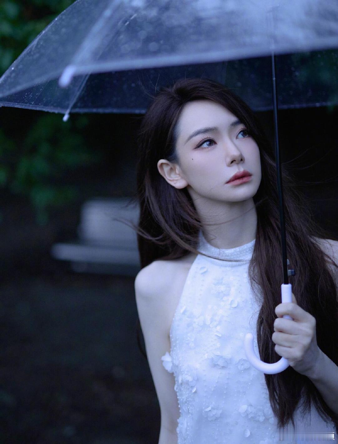 戚薇白裙梦回沐之晴戚薇白裙梦回爱情睡醒了 经典重现！戚薇一身白裙，温柔氛围感拉满