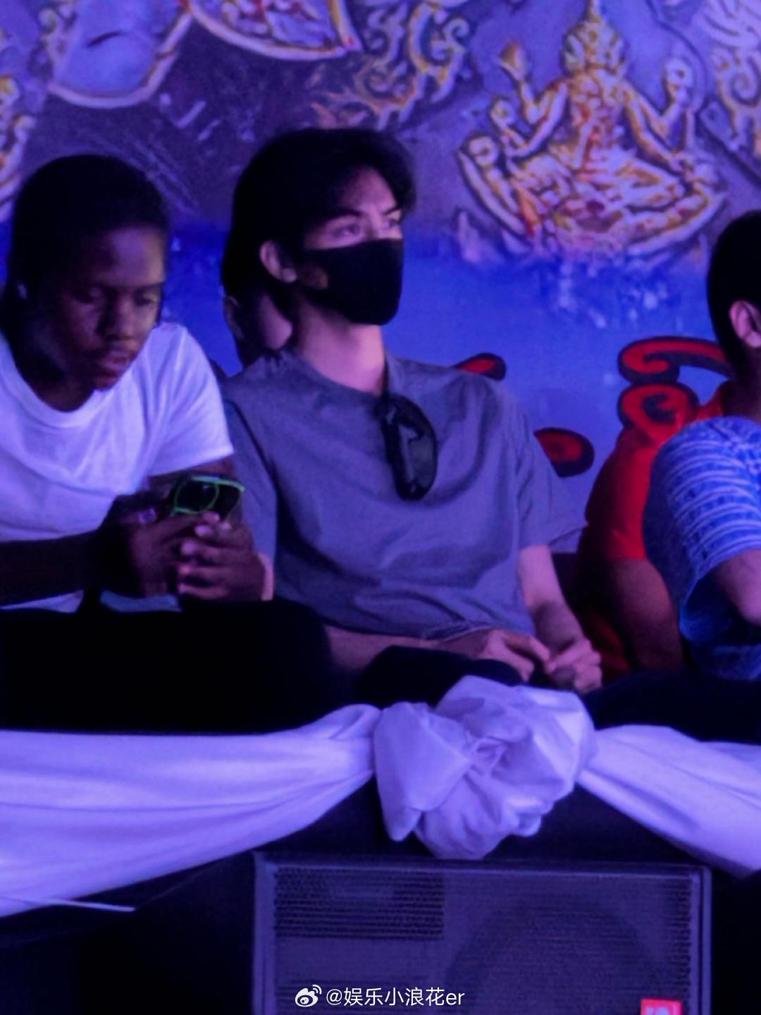 宋威龙透明的泰国之旅泰国看拳赛偶遇宋威龙 这个龙在泰国完全是透明行程，又在看拳赛