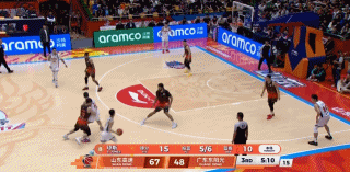 第三节一段时间是徐杰在带队追分啊，他自己有三分，阵地战有妙传，防守端到处补位，甚