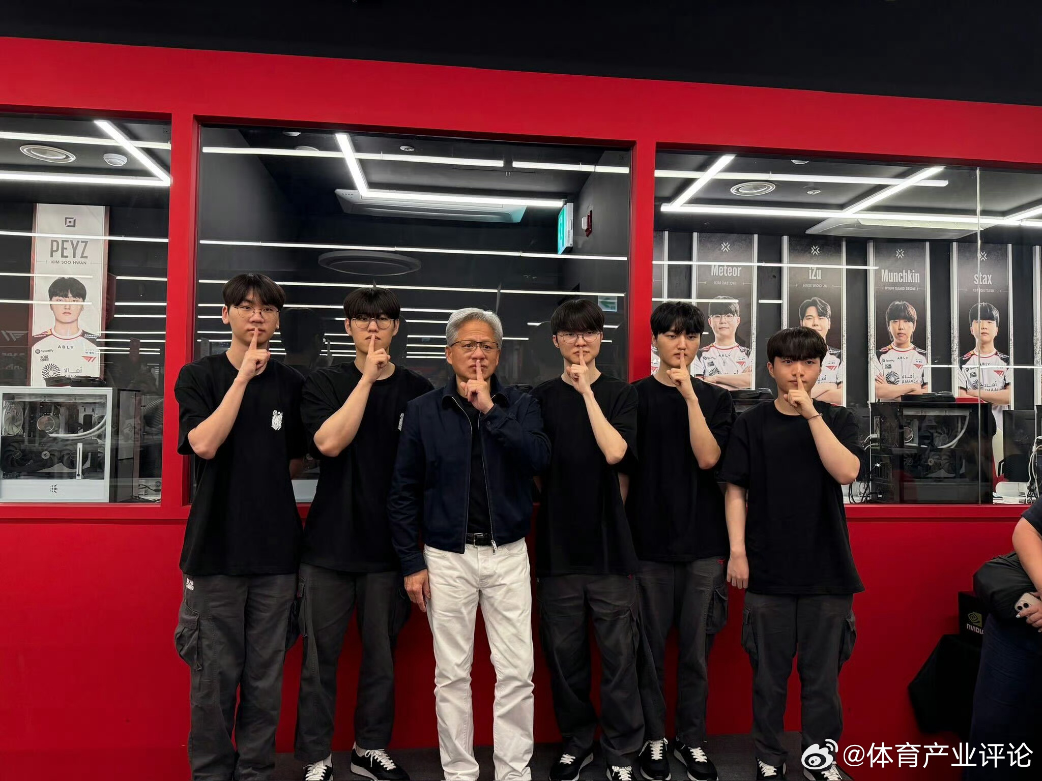 Faker送黄仁勋签名队服黄仁勋也是好起来了，能和faker合影了