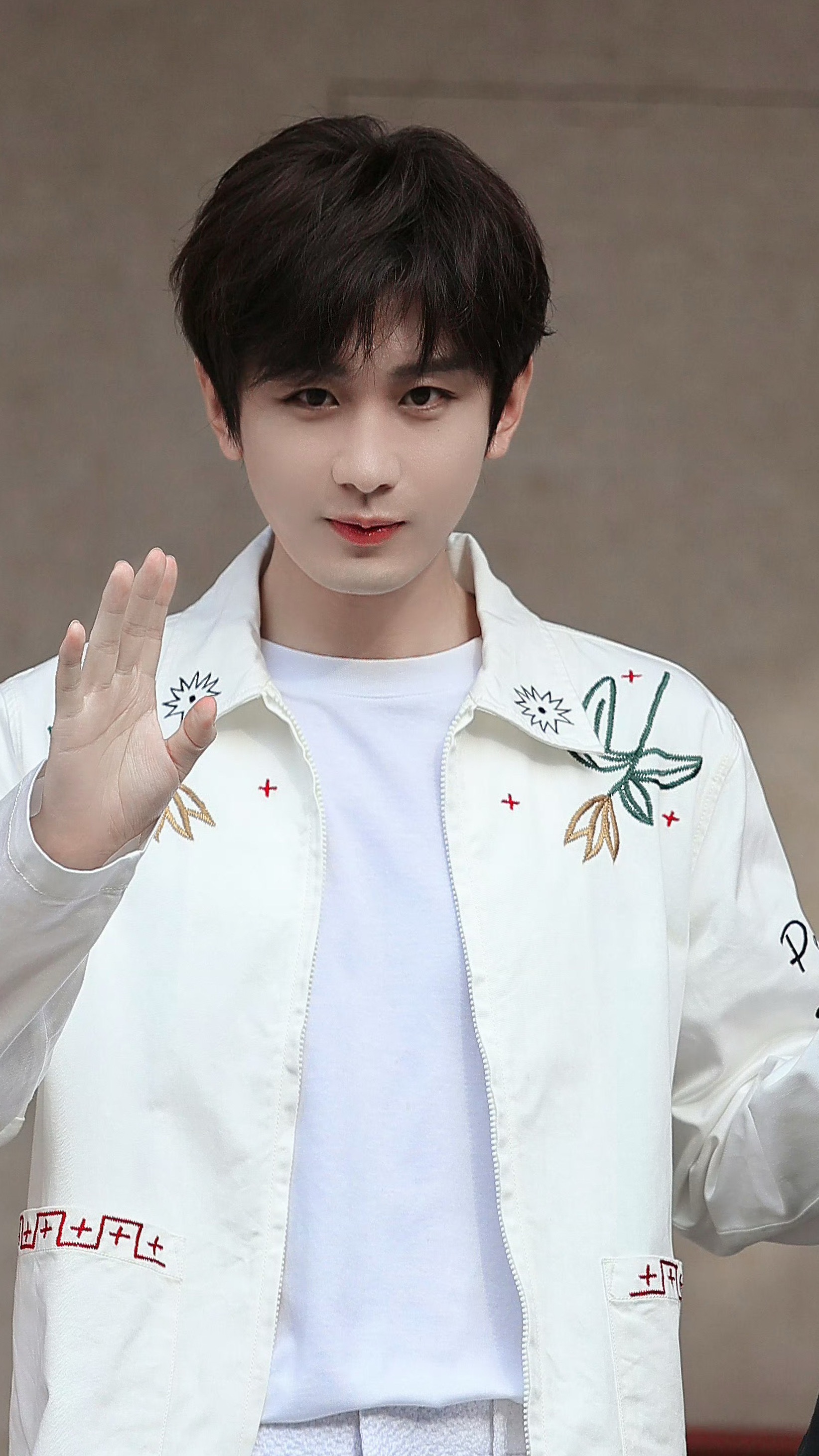 我可爱的白色治愈少年愿你的四月要一切顺利呀