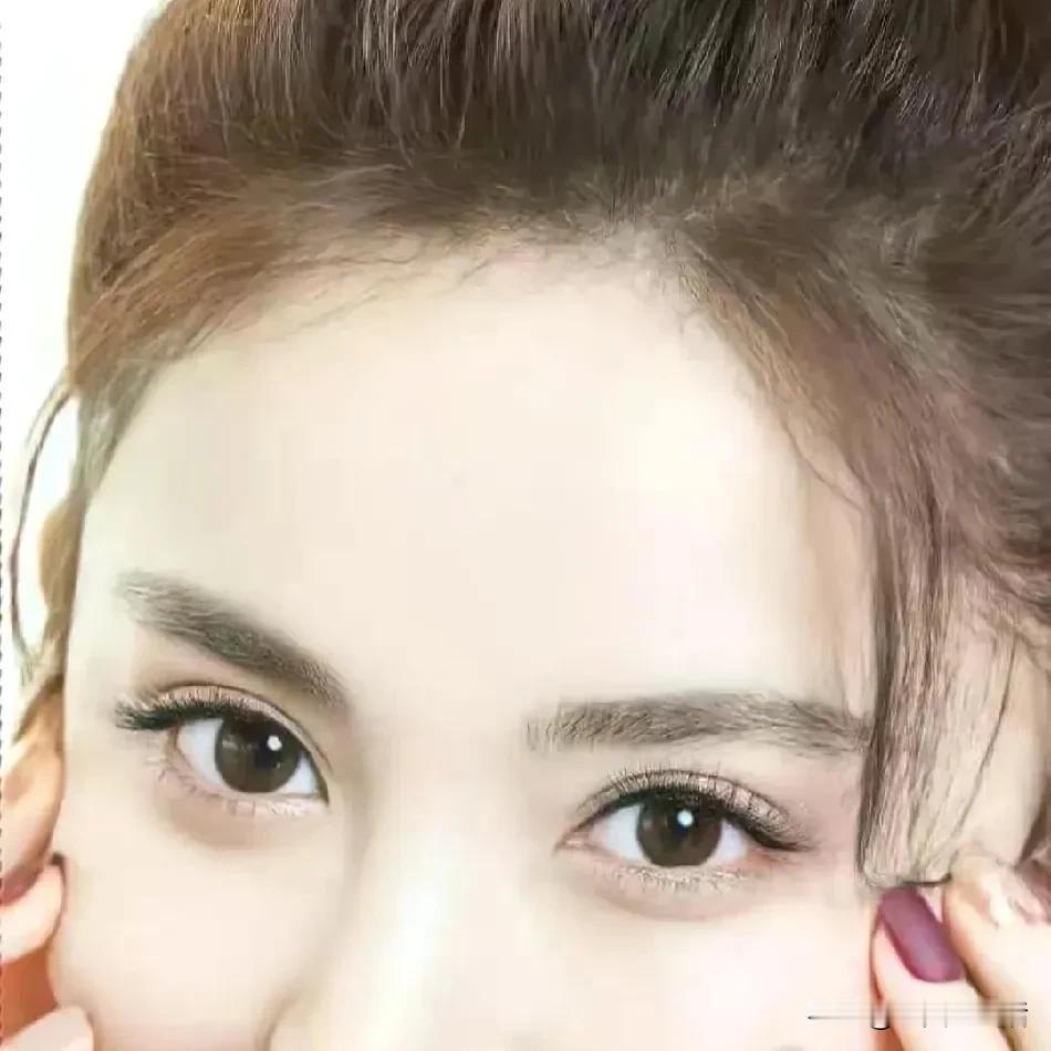 表弟眼睛长的特别小，找了一个大眼睛双眼皮的女朋友。结婚一年后生了一个小闺女，本以