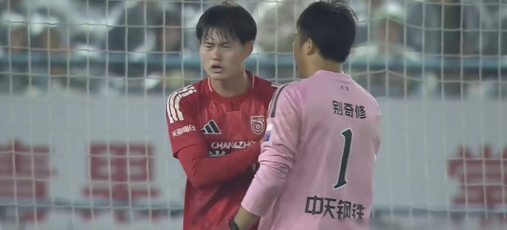 别再吹3：0大胜了，我告诉你，常州队差点被一波冲垮。
全靠门将边奇修一个人，堵