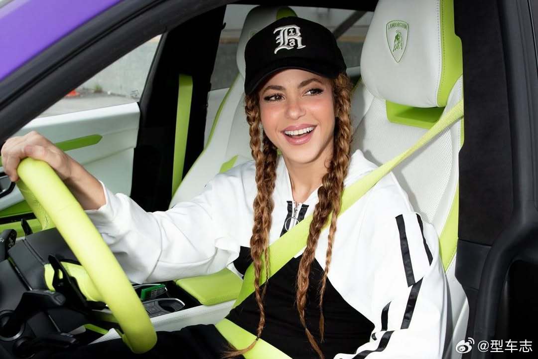 夏奇拉好美Shakira不仅是世界杯常驻嘉宾，更是人美心善。别人送粉丝签名照，她