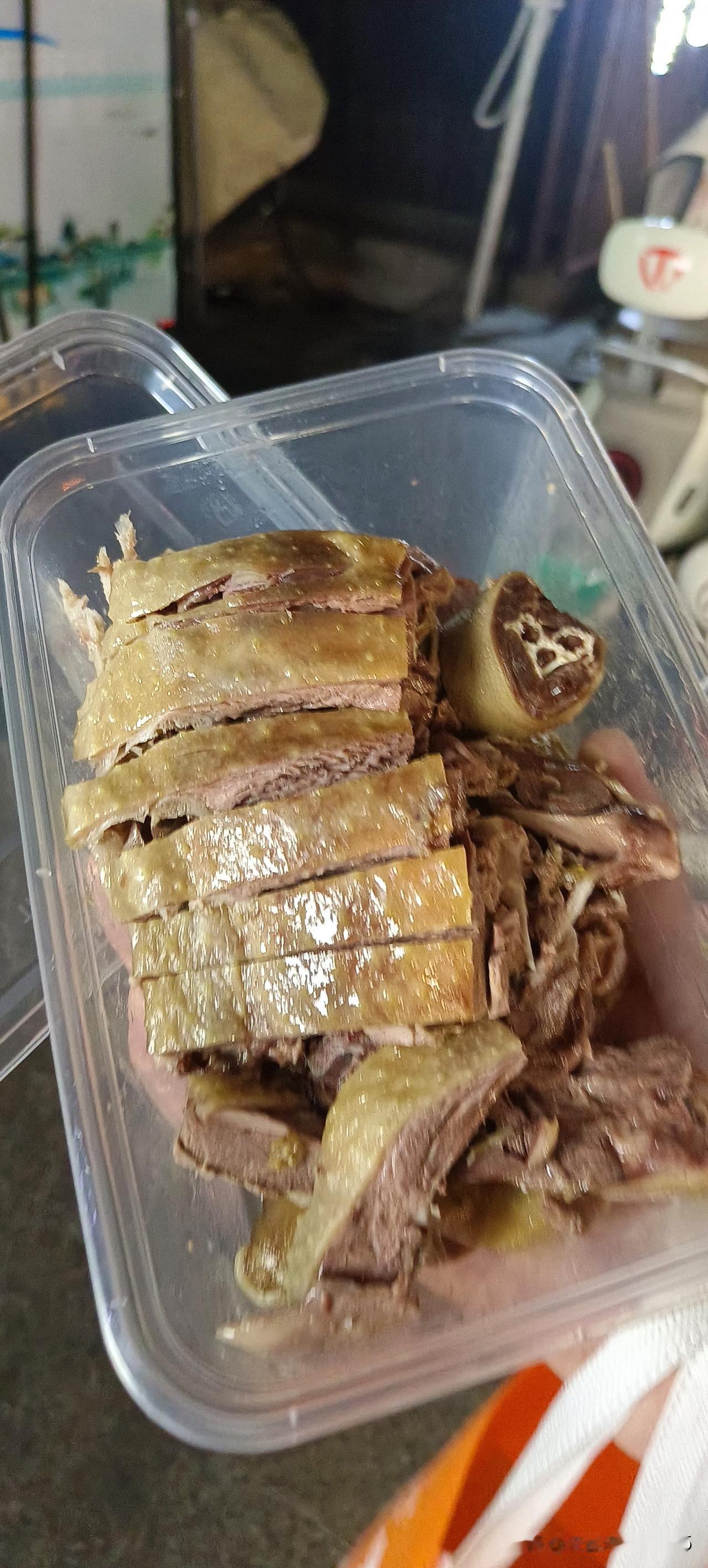 刚到扬州那一天，宾馆旁边的大姐就给我们热情的介绍，你要想吃扬州大鹅，一定要吃，忘