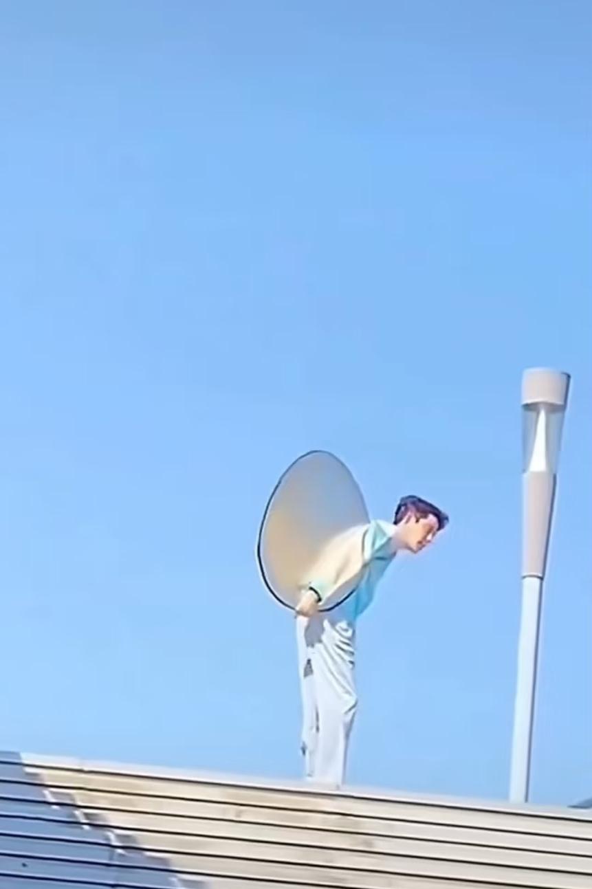 胧胧拍照居然连个给打光的人都没有，

打光板都要自己拿，

真的是太低调了。
