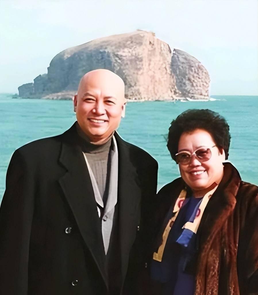 10月10日，河北保定涞水一个园区里，73岁的迟重瑞被人拍到了。
墨蓝色防风外套