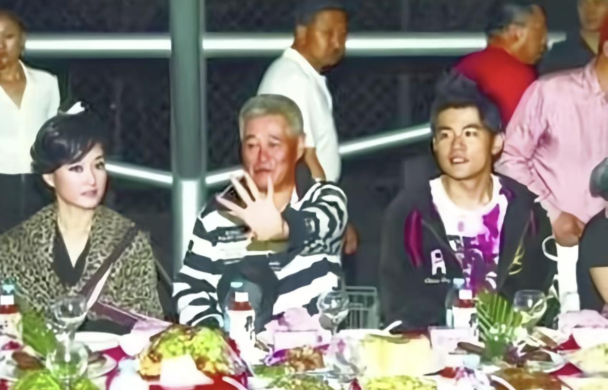 2011年，赵本山设宴招待宋祖英、周杰伦，圈内俗称“夜宴英伦组合”饭局。