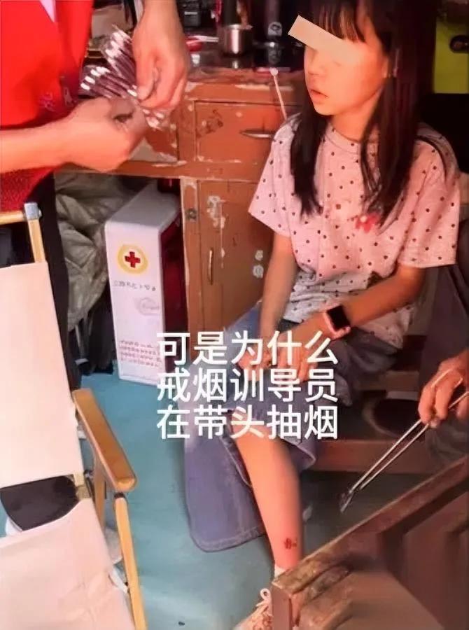 这妈太离谱了

我看完气够呛

刚帮完她女儿的大叔转头就被她举报了。

就是五一