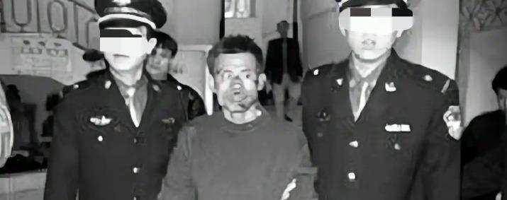 90年代刺臀案升级成入室捅向女性隐私部位。然后出了人命——割喉、剖腹、割乳。全城