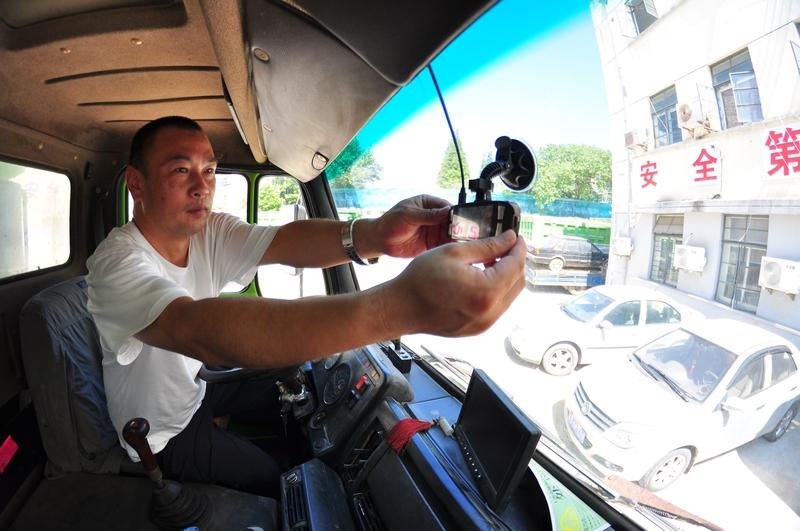 必须装啊！行车记录仪简直是车上必备神器。之前我朋友开车，正常等红灯时被后面车追尾