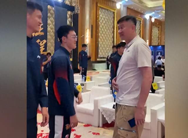 杜锋以总教练身份，出席广东宏远2026—2027赛季出征仪式