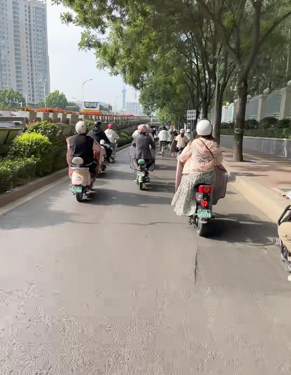说实话，电动车这个话题，身边好多亲戚朋友吵得各有各的道理。
 
就拿我们河南本地
