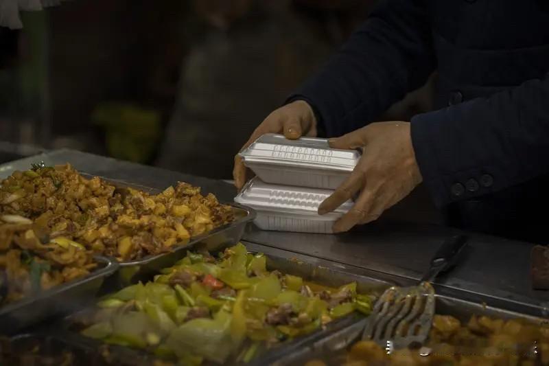 夫妻卖10元盒饭20年购置2套房
这便是70后的时代红利。
只要70后年轻时选择