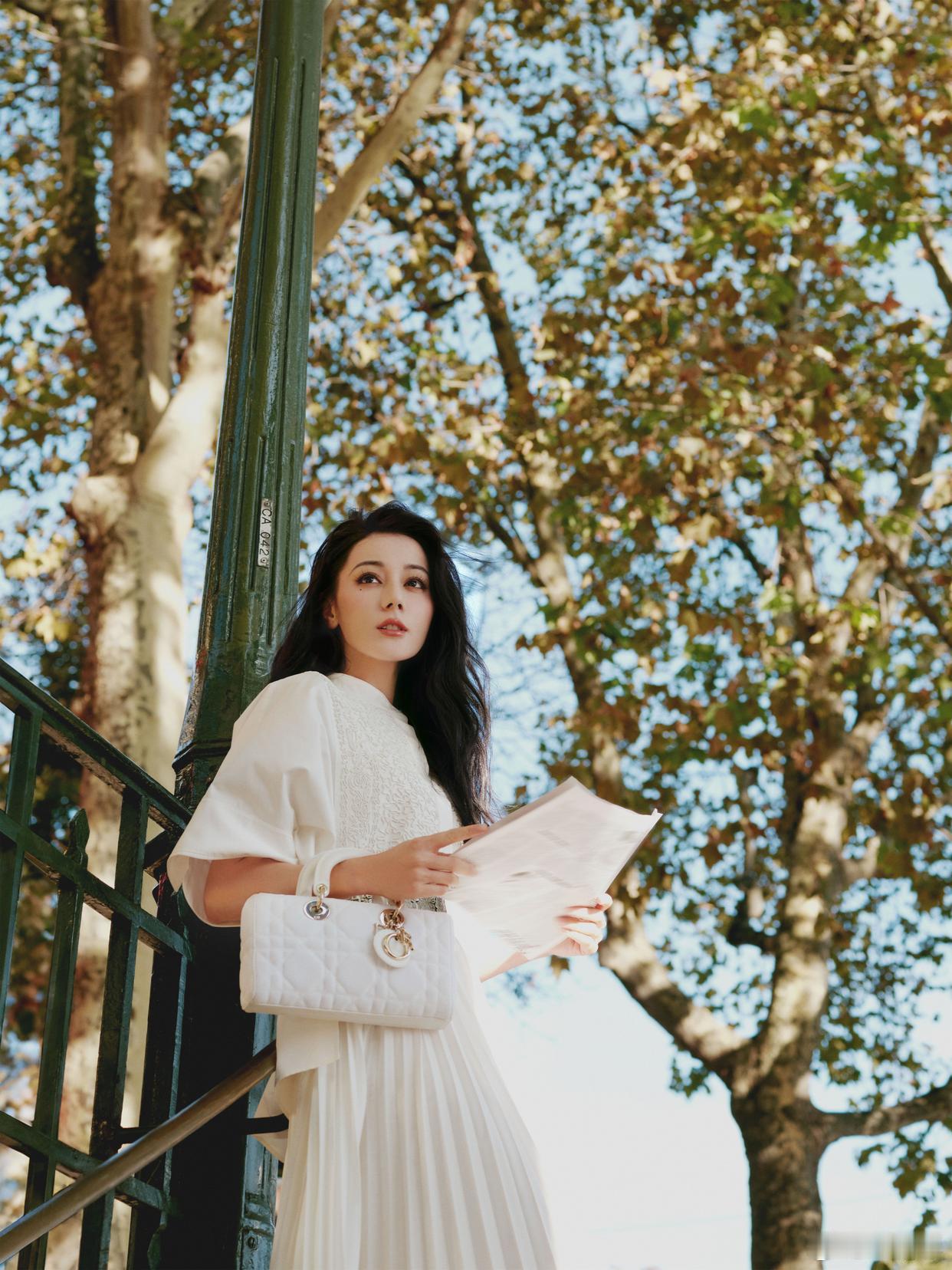 迪丽热巴撕拉片迪丽热巴Bonjour巴黎浪漫街拍写真：一身白色长裙，相约秀场，恬