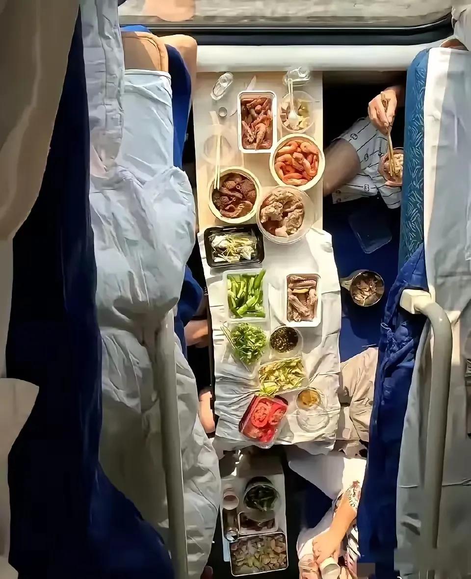 我在上铺，看到下铺这几位开始吃“大餐”，把我馋的直流口水，下铺这几位是吃家，一路