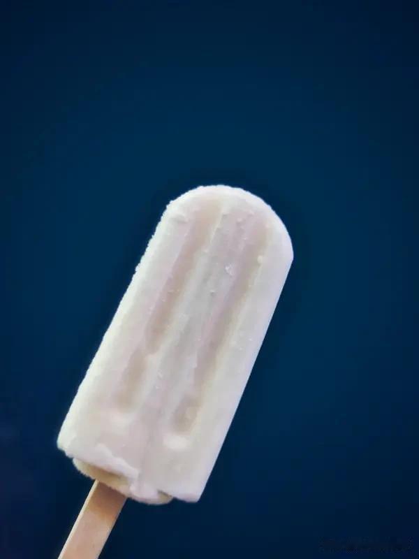 我最喜欢的雪糕是和路雪千层雪。它有好多种口味，生椰拿铁和香草味都超棒，一根5.5