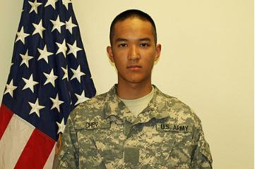 2011年，美国华裔士兵陈宇晖，被上级军官抓住手腕，从洗澡间贴着地面倒拖在石子路