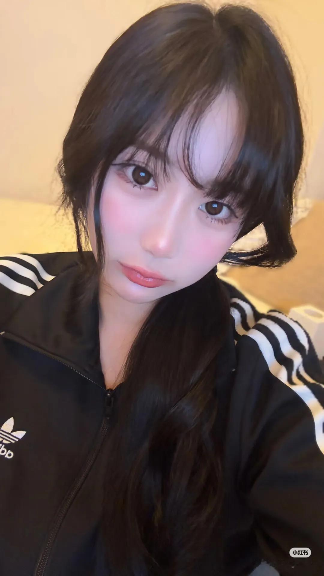 话说日本近几年就推出了许多颜值和气质都相当不错的新晋博主，而kagUra就是其中