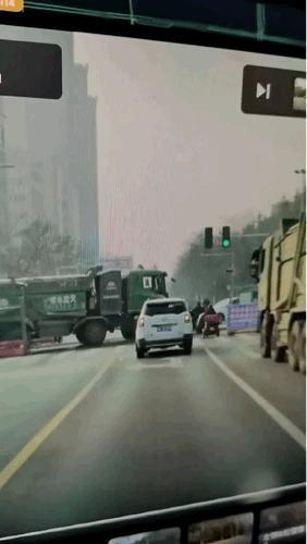 宁停三分，不抢一秒！但愿这个女子平安无事！
视频显示，红绿灯路口，一辆大货车正在
