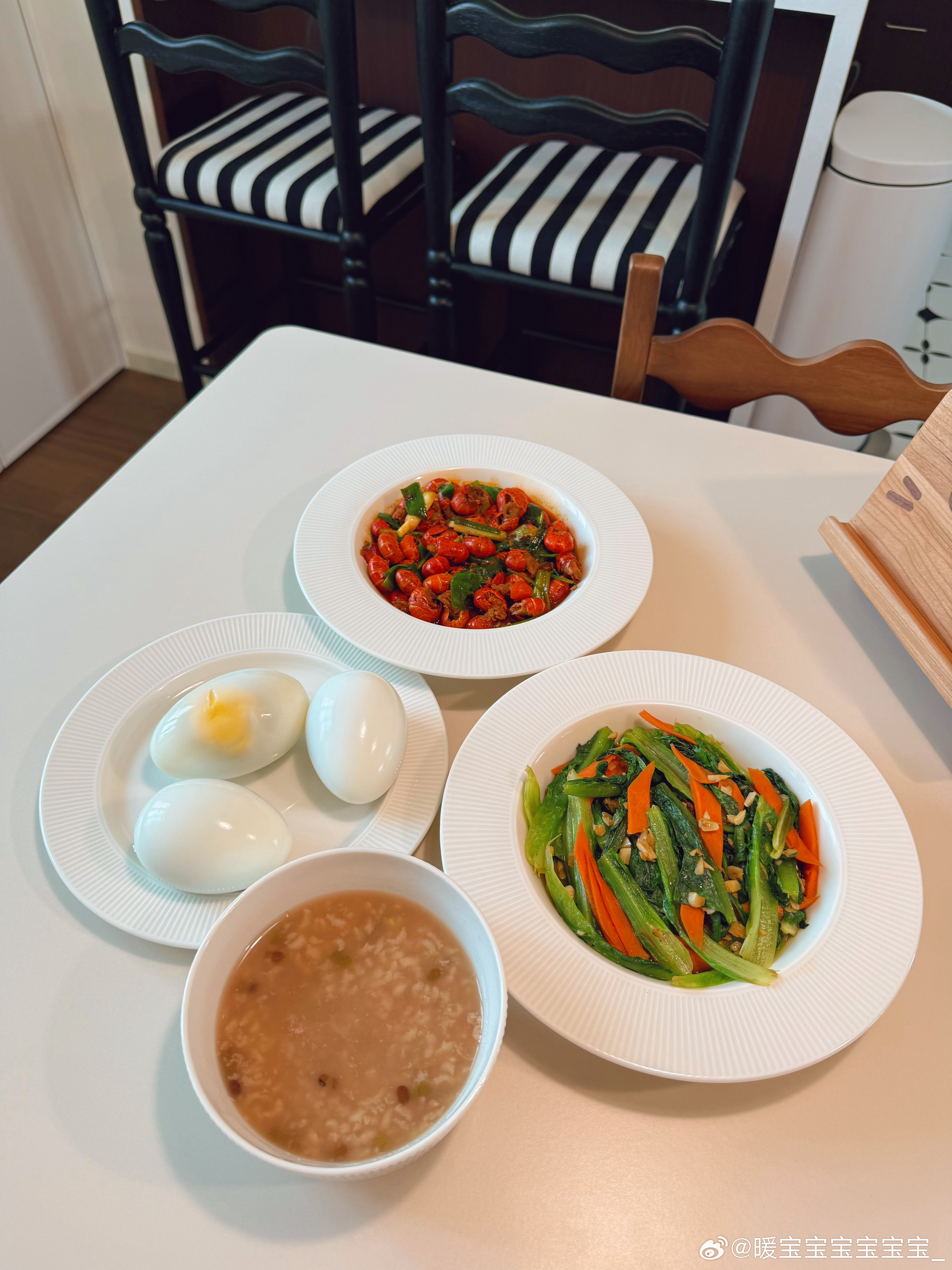 我妈熬的绿豆粥，炒麻辣龙虾尾和蒜蓉油麦菜
