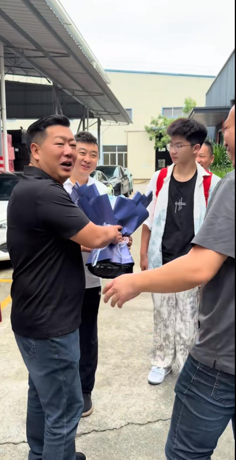 张大炮，一碗水都端不平。他对自己的徒弟王小宝是真爱啊，基本上把他当儿子一样看待。