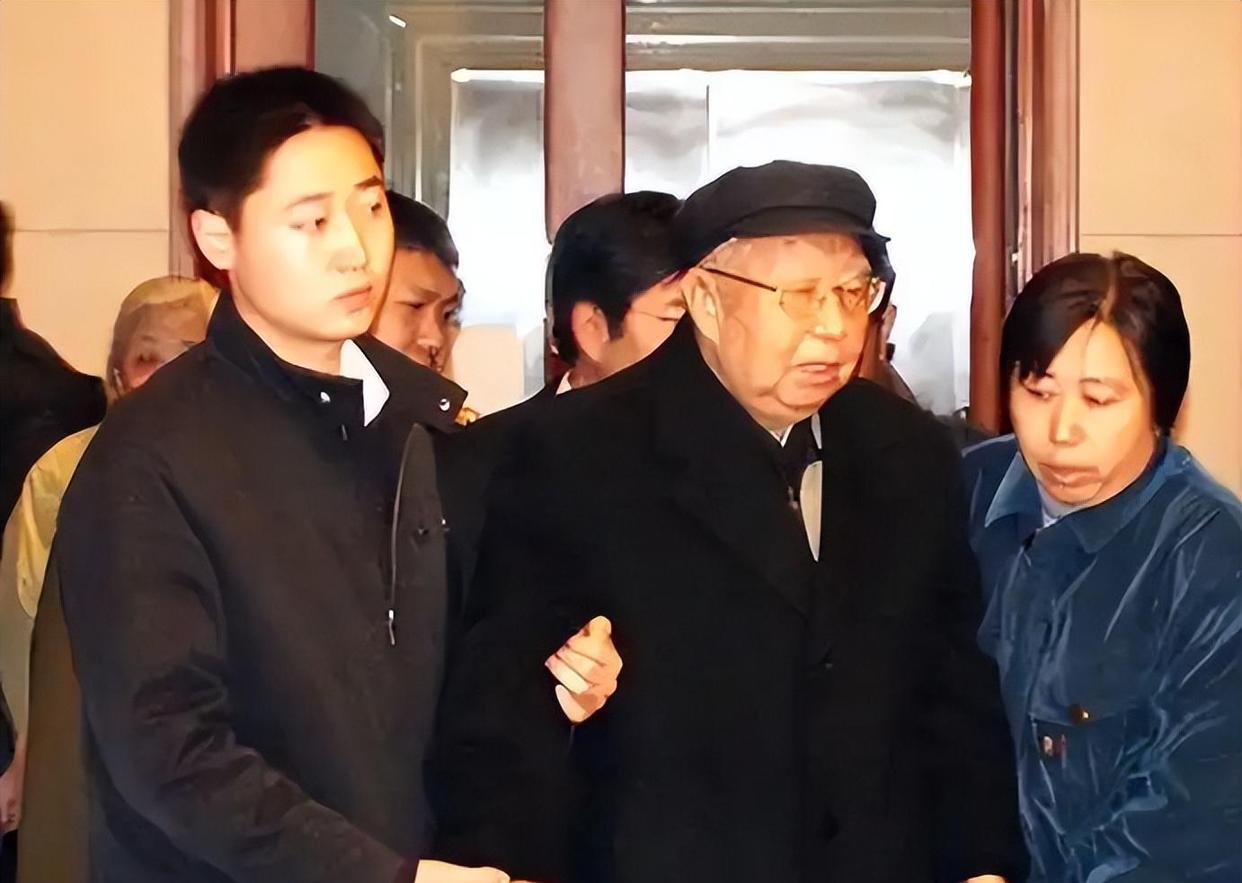 2007年冬天，86岁的华国锋被人搀着，最后一次走进毛主席纪念堂。临走前，他看着