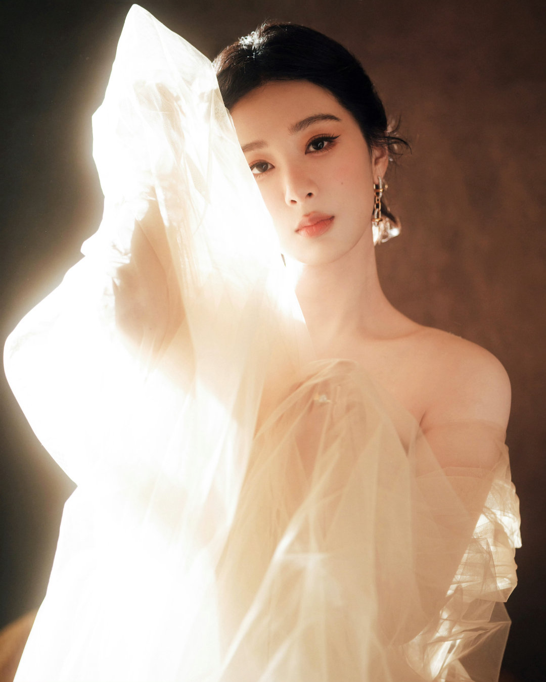 杨紫半遮面杨紫披肩当头纱答应我每一次活动的造型和出图都这么美好吗！ 