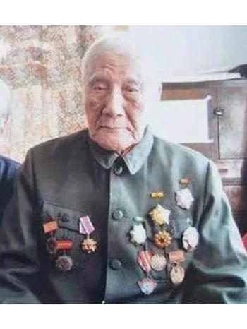 1940年秋天，毛主席去食堂时，突然一个人拎着木棍朝毛主席后脑勺砸去，千钧一发之