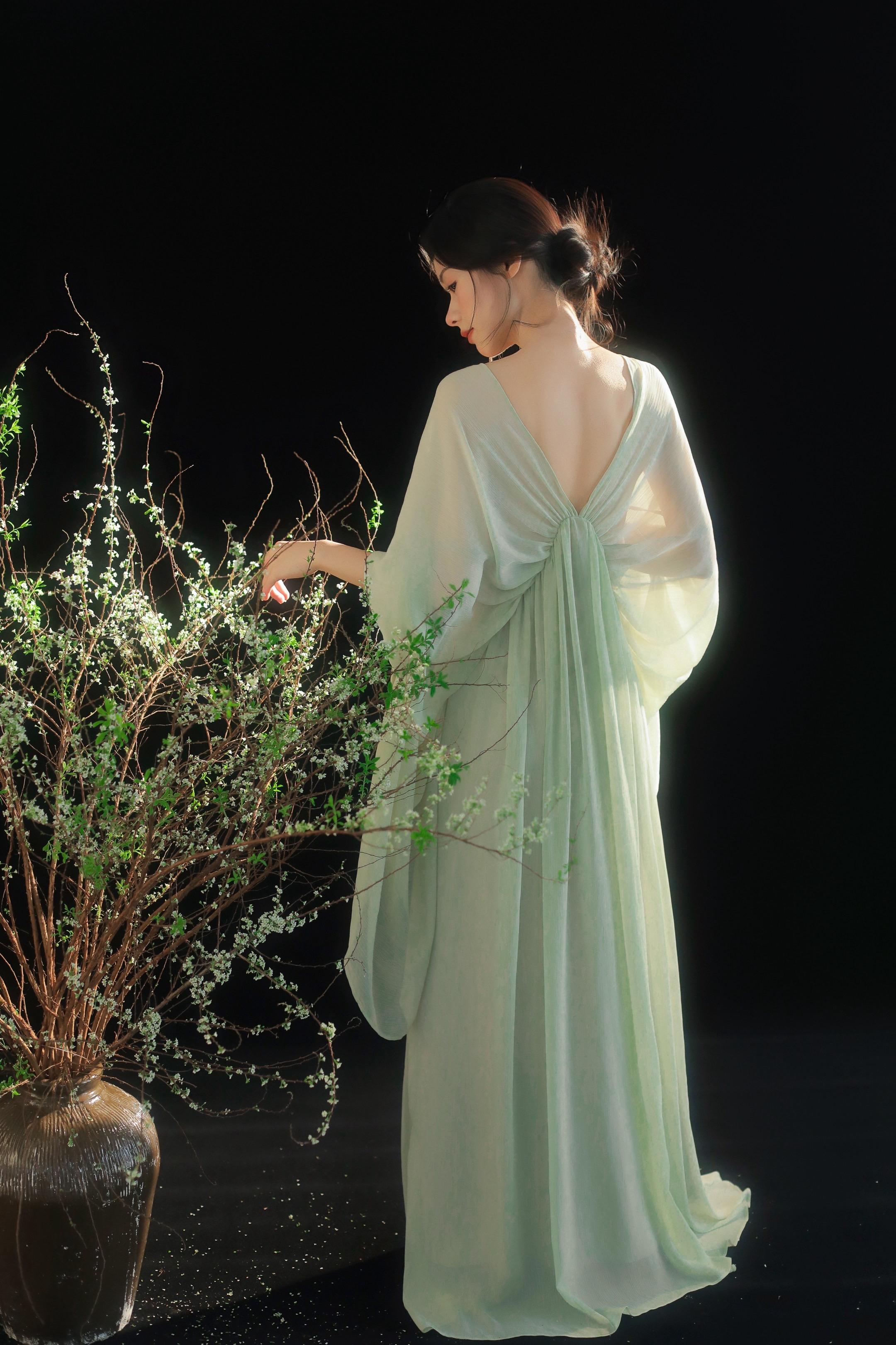 花铸躇柳 轻叹敢问情何以堪。