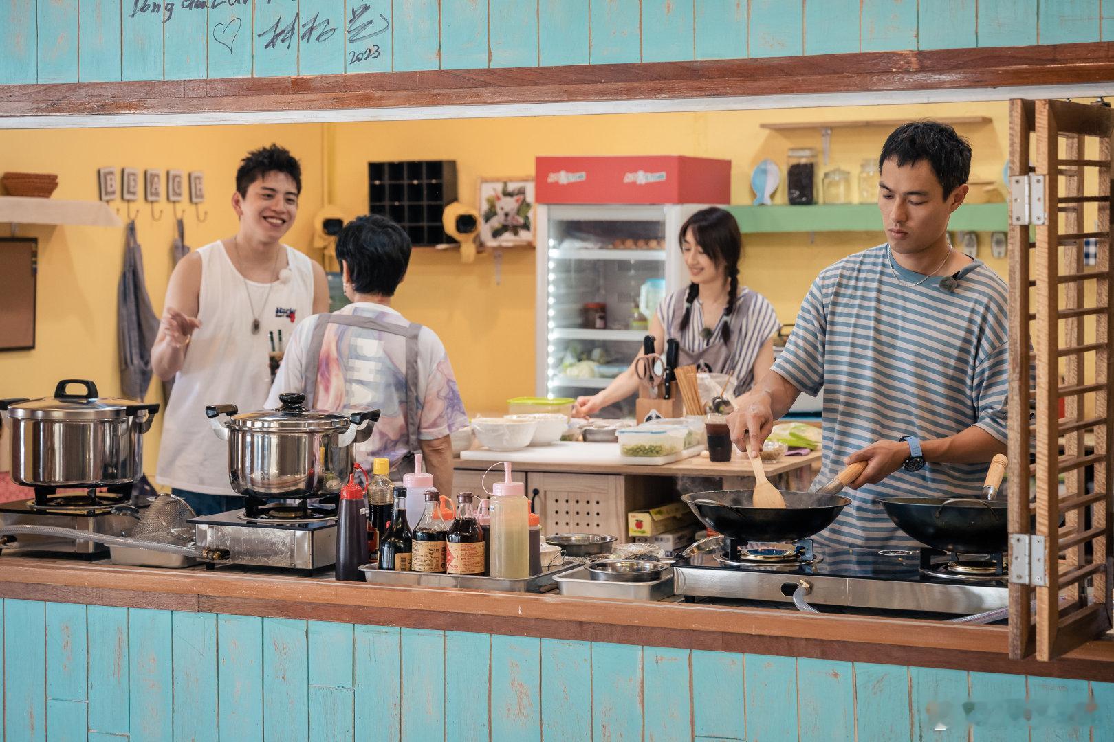 《艾嘉食堂》更新！店经理[允悲]和大家一起整蛊实习生，欢乐的气氛一下上来了，好可