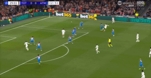 比赛第29分钟，特尔在边路45度角传中，穆阿尼中路头球破门，热刺扳回一球！ 