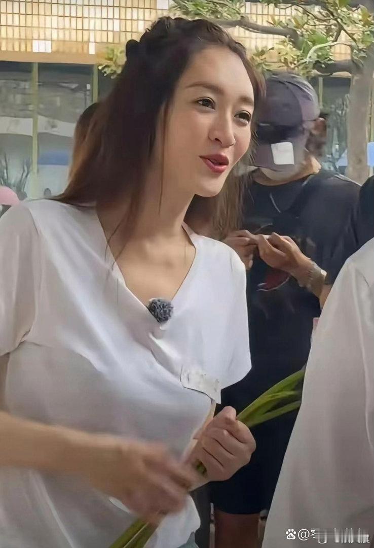 年过半百状态依旧绝佳！50岁的李小冉容颜清丽气质绝佳，满满的少女氛围感，简直看不