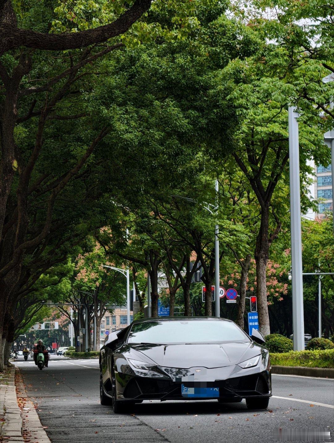 没话说，这个姿态，帅是真帅！怎么没有哪个主机厂模仿下这个外观？新能源汽车 ​​​