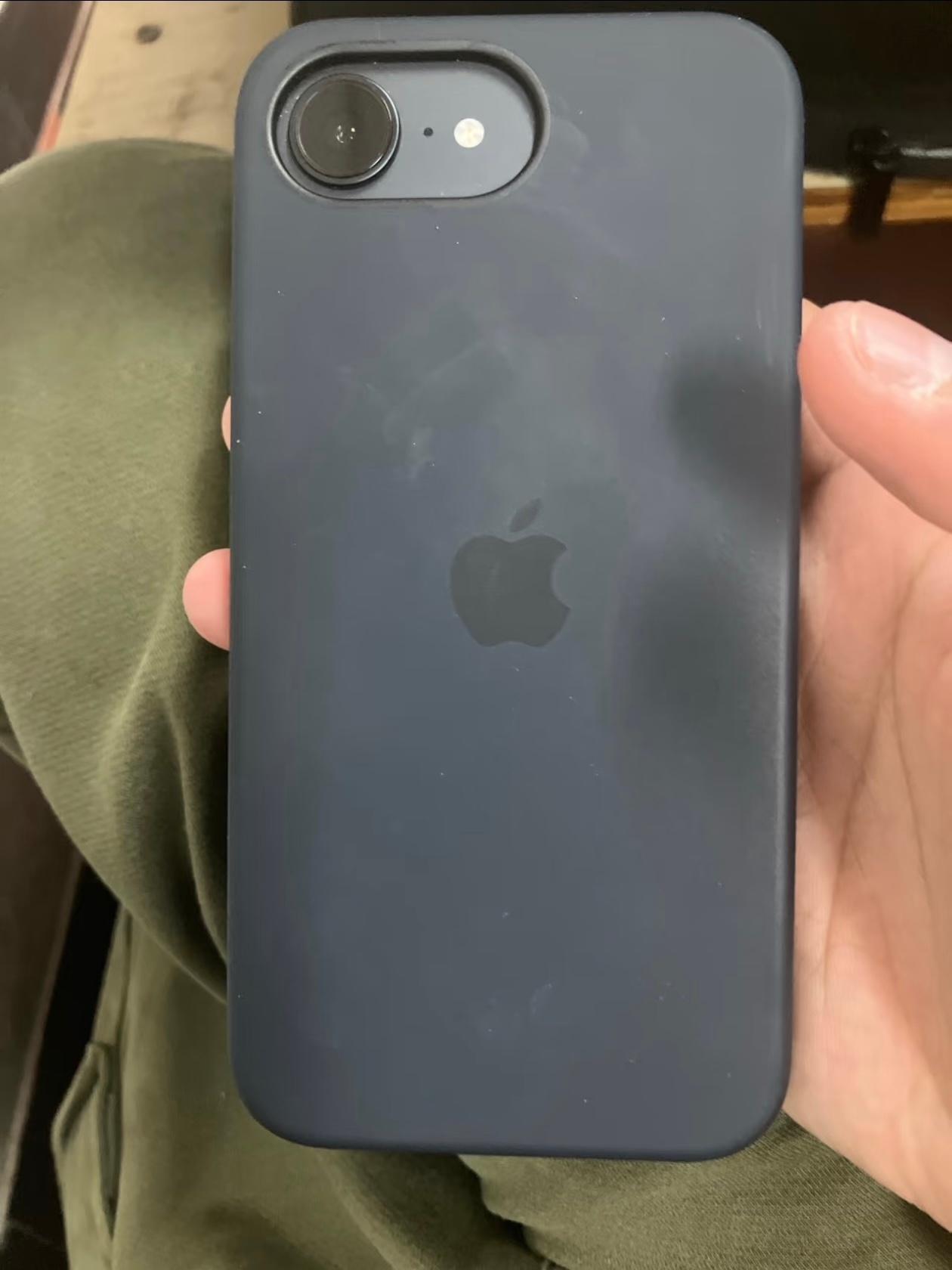 图一这是我去年在小红书的评论区看到的一张照片，黑色液态硅胶手机壳，我的印象非常深