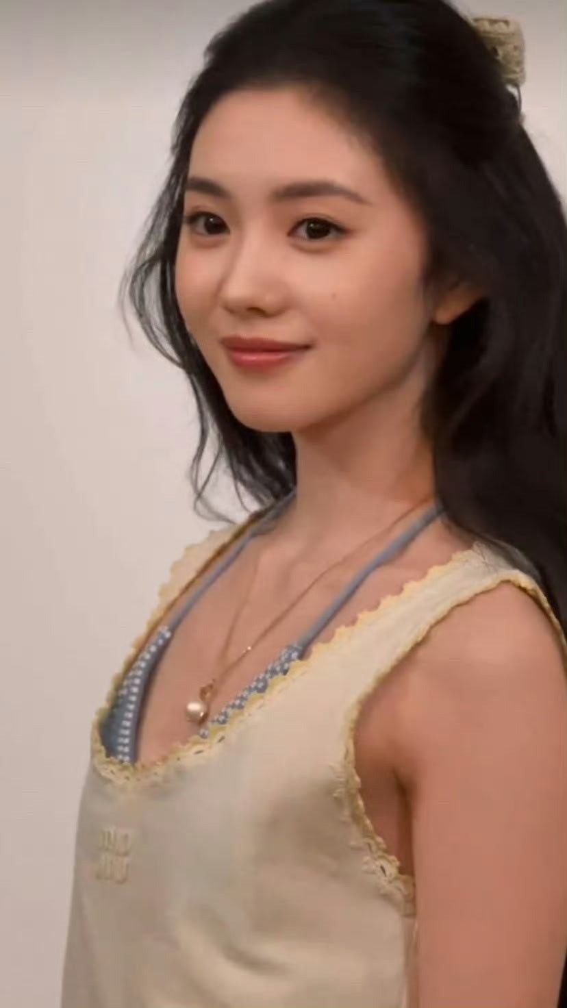 刘浩存清纯小白花本人   不刻意的青涩最打动人，笑起来带点腼腆，那种干净劲儿，真