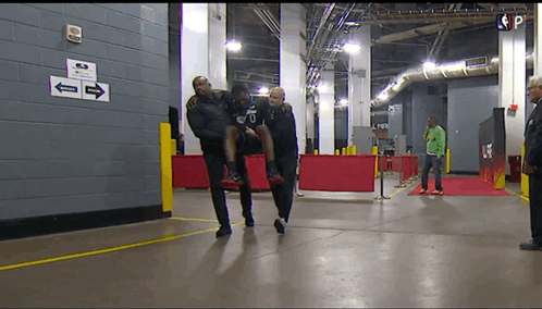 被火箭偷走了一场比赛不要紧，关键是伤了一员大将啊！
在火箭的一次快攻中，伊森直接