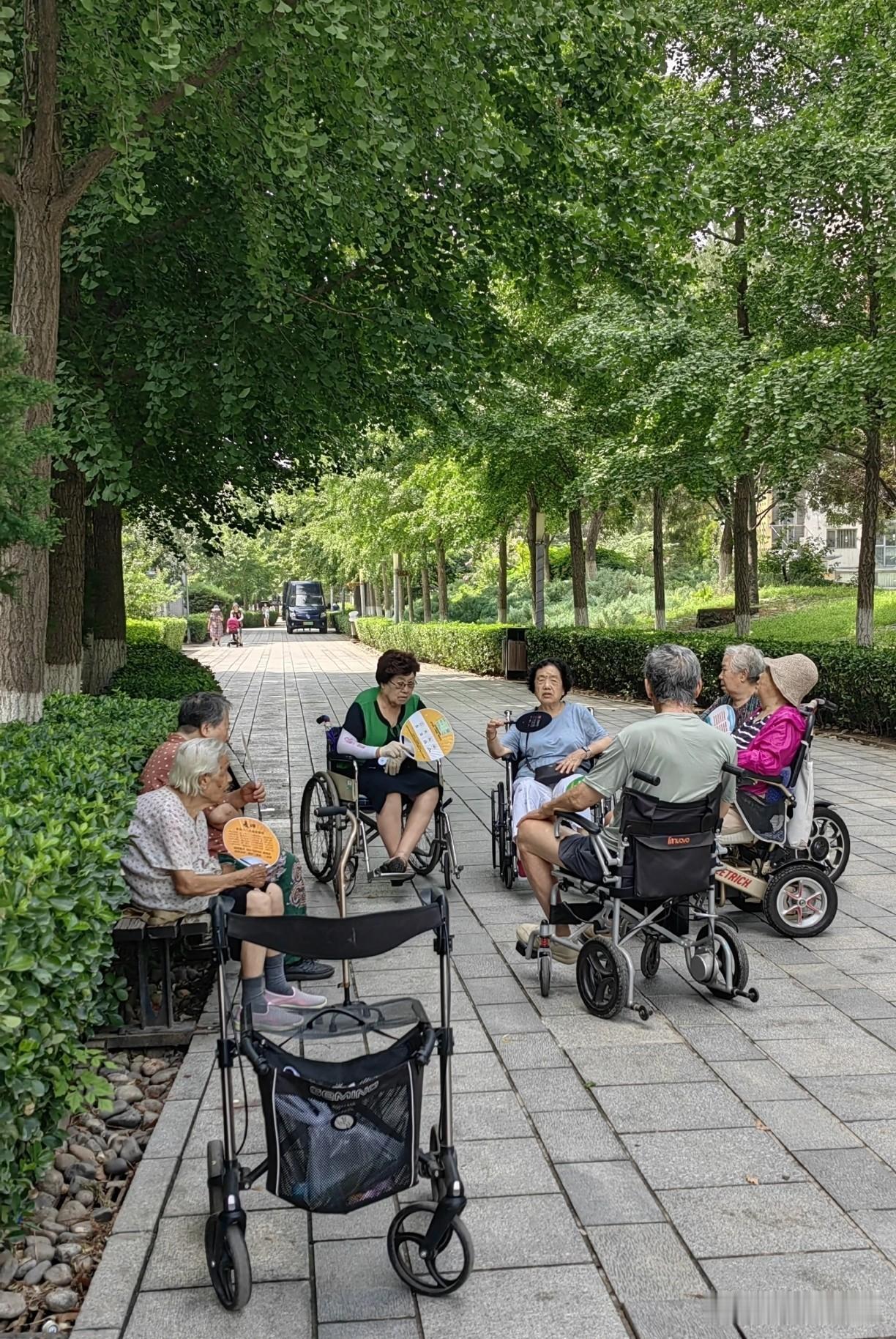 非常认同一位三甲医院医生的话：“不要为养老焦虑，常人活不到90岁，顶多80岁。人