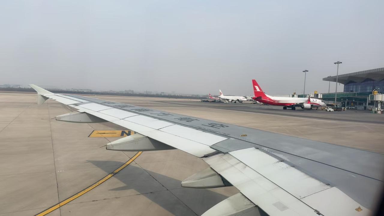 机场跑道上的飞机，等待起飞的瞬间