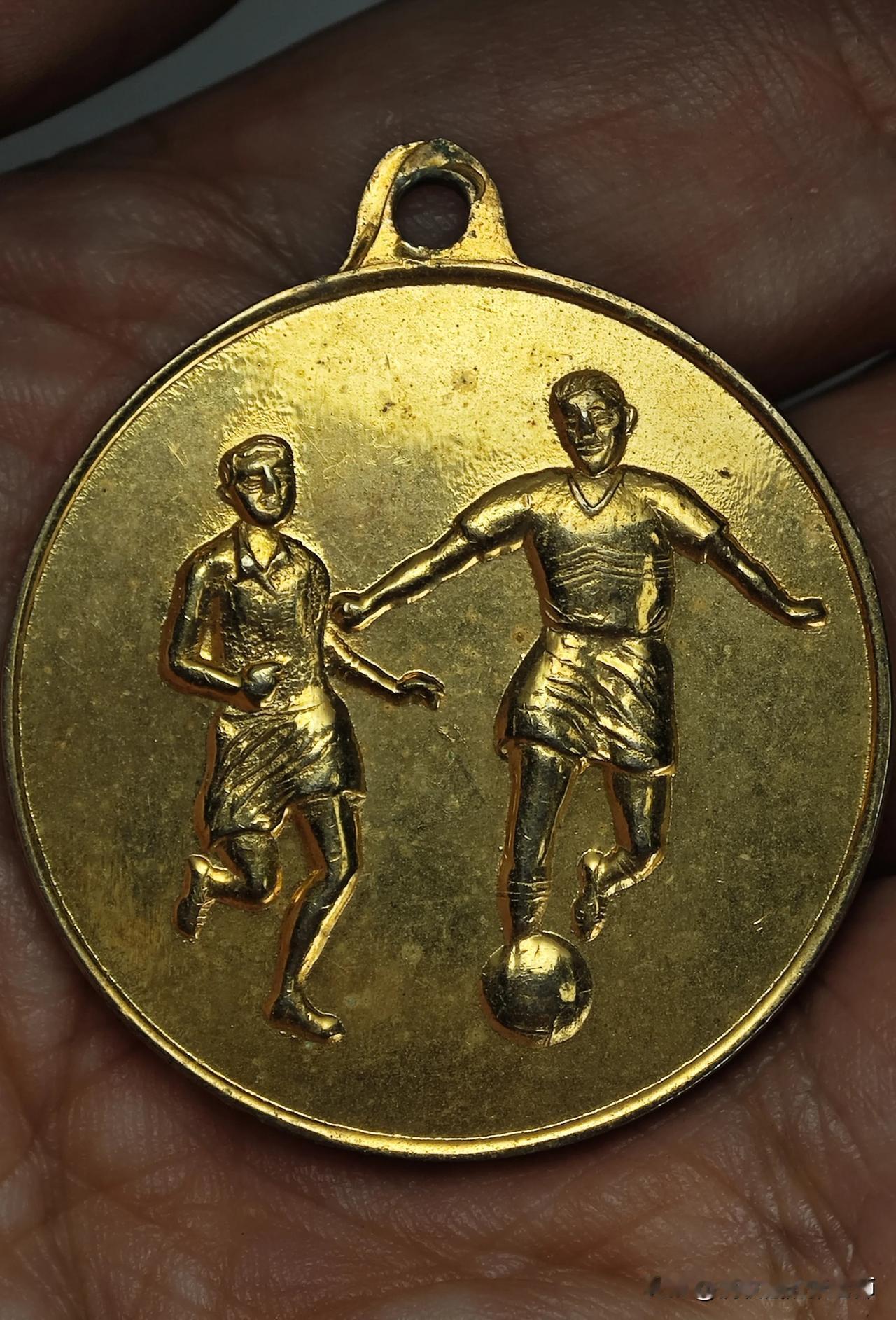 这枚是1977年第二届澳门小型球赛鎏金纪念章，属于澳门银行业联合举办的职工运动会