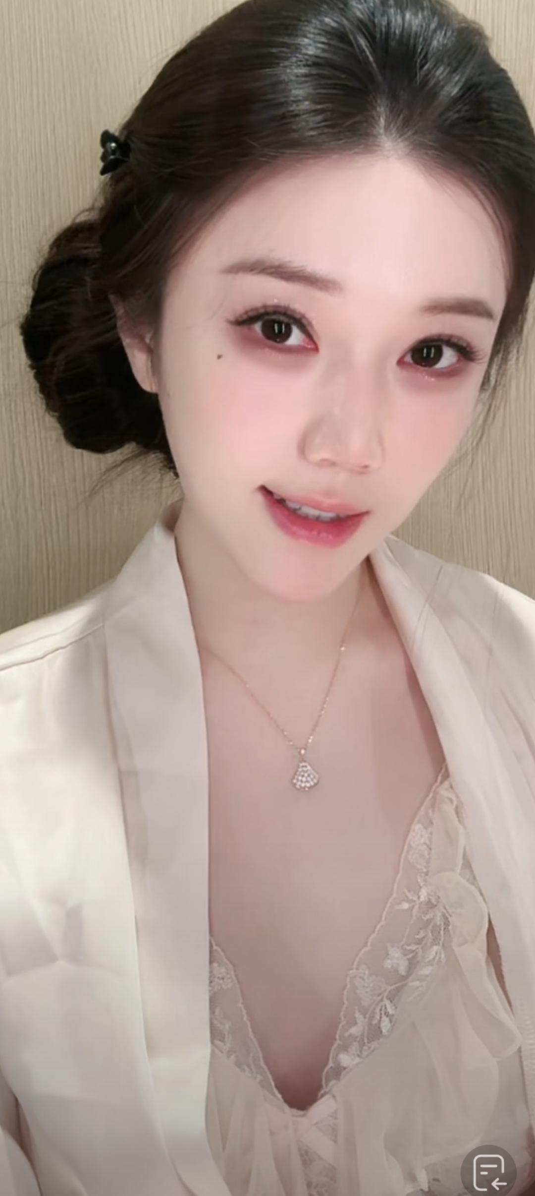 这位小姐姐打扮得很精致哦！