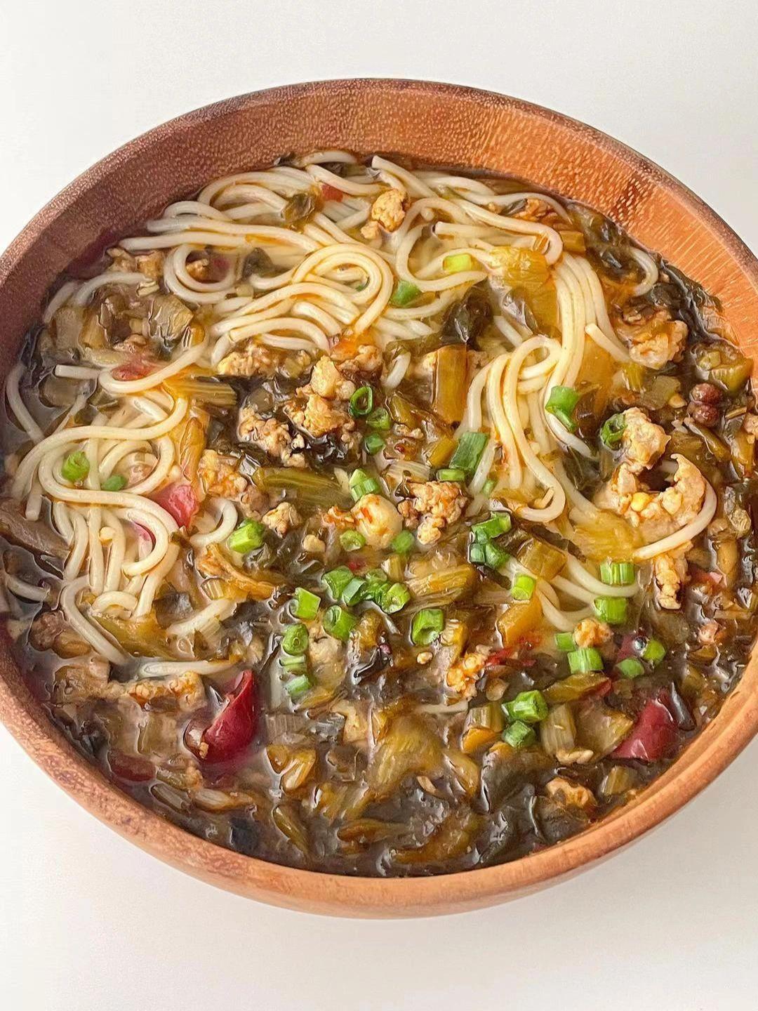 这碗面我能吃一辈子
酸辣解腻的酸腌菜肉臊面！用云南酸腌菜炒的汤底，酸爽入味超级好