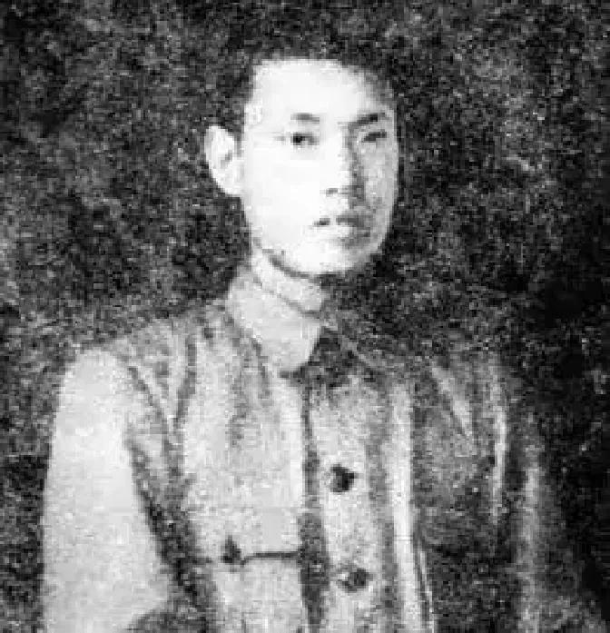 1929年，地下党员丁惟尊投敌。那天，他要带人去火车站抓人，突然，妻子说：“带上