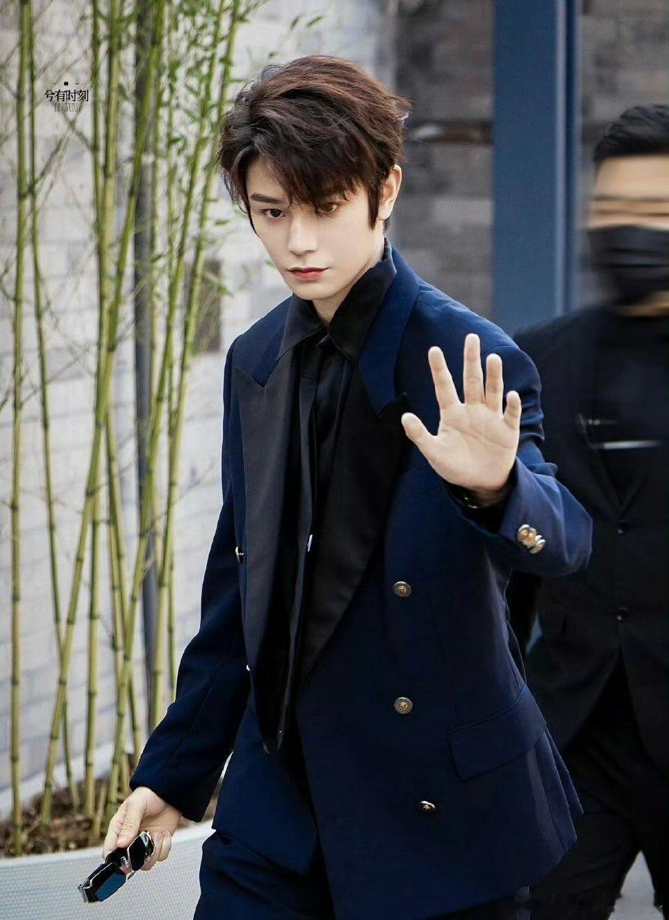 曝丁禹兮卢昱晓主演恰逢雨连天网传丁禹兮卢昱晓要合作了，主演恰逢雨连天，看这个故事