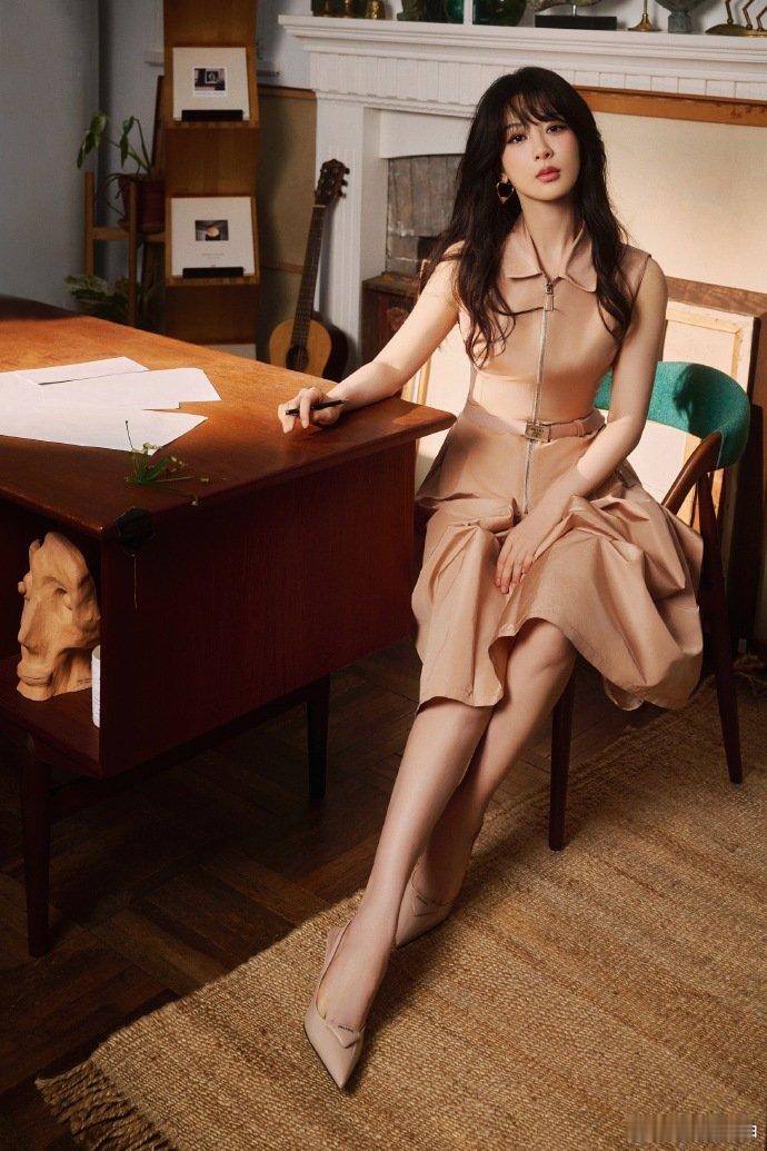 #杨紫粉色无袖连衣裙#紫妹的美丽又上了一个阶层，越来越自信漂亮了~#杨紫化妆师配